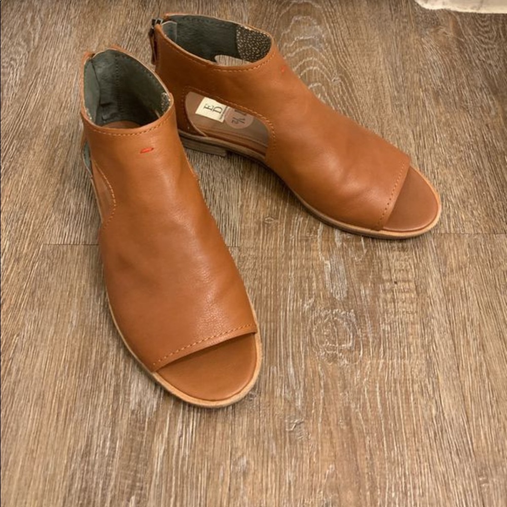 Ellen DeGeneres sandals 7.5
